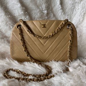Chanel Vintage Chevron Kiss lock Beige lambskin 24K GHW xSOLDx